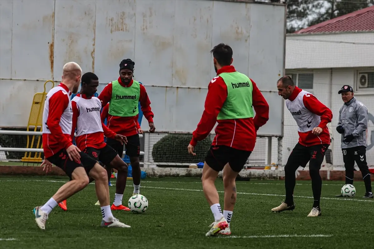 Samsunspor antrenman sahasında hazırlık yapıyor