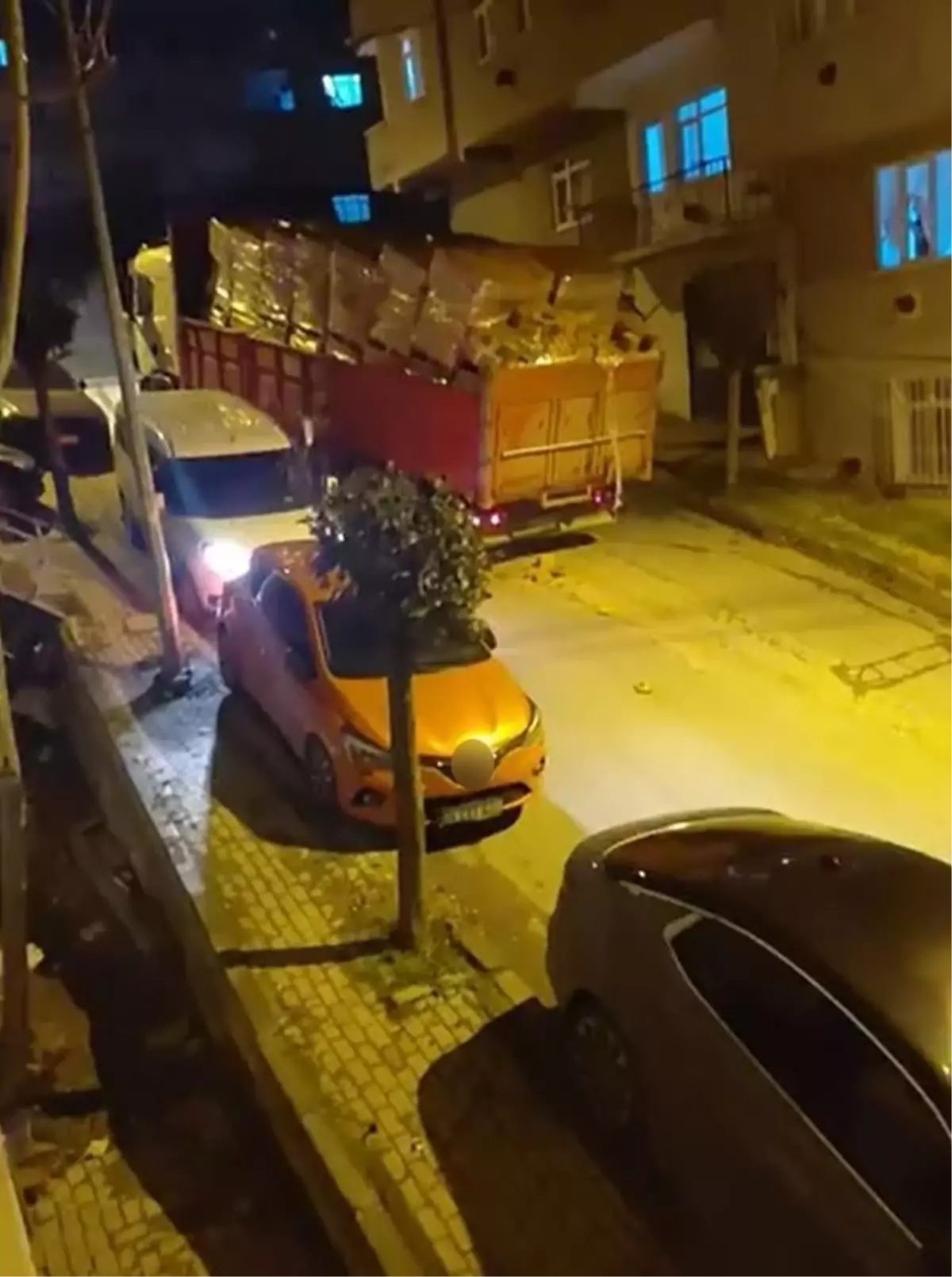 Aşırı Yüklü Kamyonun Kontrolsüz Kayması Avcılar’da İki Aracı ve Çevreyi Sarstı