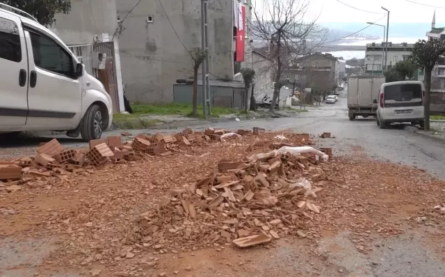 Kaza sonrası yollarda dökülen tuğlalar