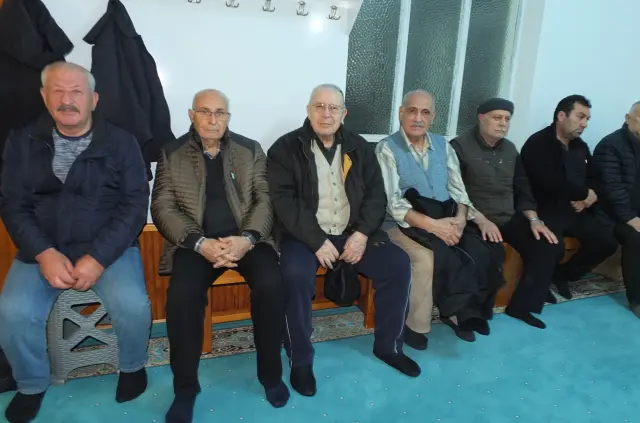 Burhaniye camii içinde topluluk