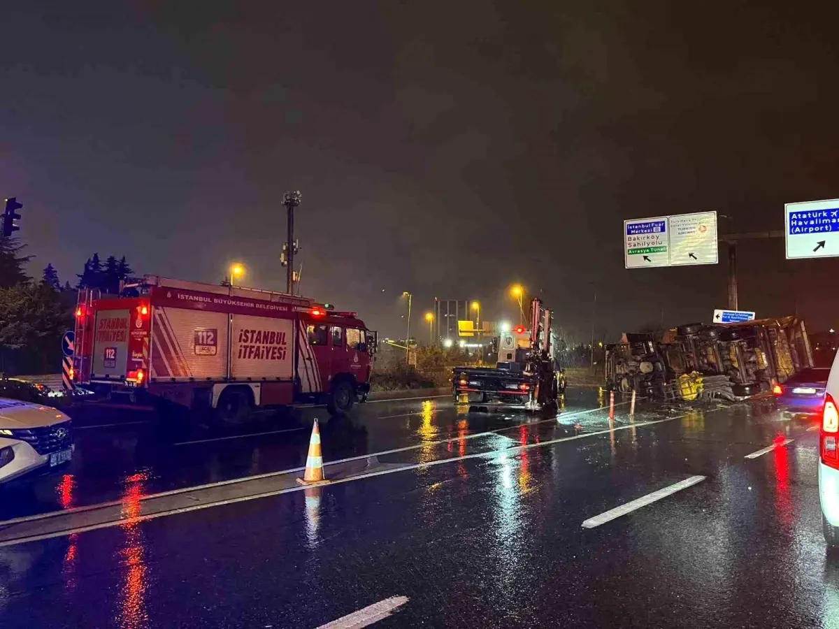 Bakırköy'de Zincirleme Trafik Kazası: 2 Yaralı ve Yardım Çabaları