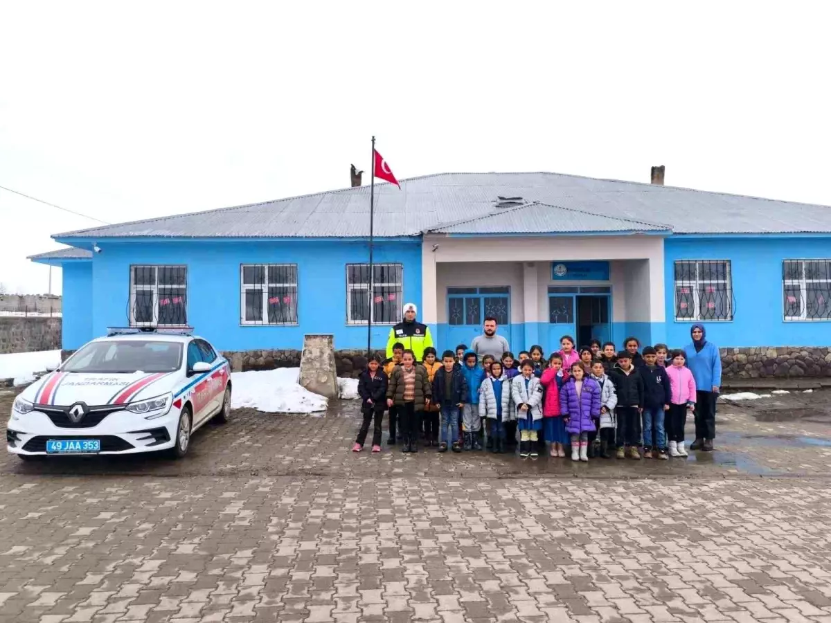 Bulanık Jandarması, Hoşgeldi Köyü İlkokulu’nda 39 Öğrenciye Trafik Güvenliği Eğitimi Verdi