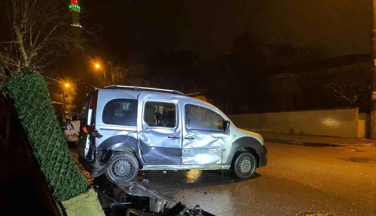 Kocaeli'de Zincirleme Trafik Kazası: Minibüs Sürücüsü Kaçtı