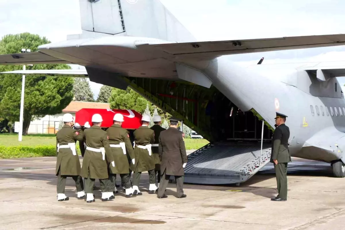 İzmir’e Uğurlanan Şehit F-16 Pilotunun Cenazesi Duygusal Bir Törenle Taçlandırıldı