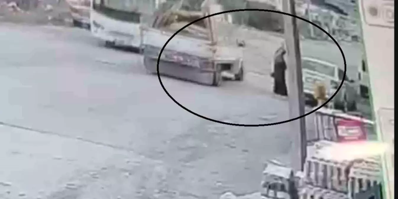 Hatay’da Açılan Pikap Kapağı Yaya Kadına Çarptı: Olayın Detayları