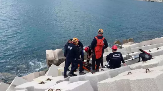 Antalya’da 65 Yaşındaki Balıkçının Dalgada Düşüşü AFAD ve İtfaiye Ekipleriyle Kurtarıldı