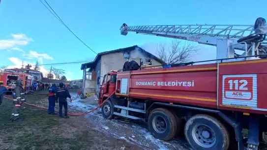 Domaniç’te İftar Öncesi Çatı Yangını Kontrol Altına Alındı