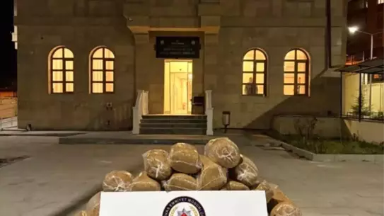 Araçta bulunan kaçak tütün paketleri