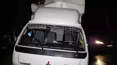 Sarıyer'de Yağmur Sonrası Kaygan Yolda Kamyonet Ağaca Çarptı