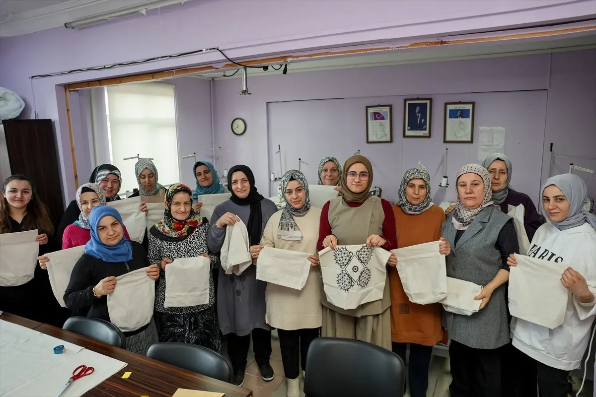 Taşköprü Kadınları Bez Çanta Üretimiyle Ekonomik ve Çevreci Destek Sağlıyor