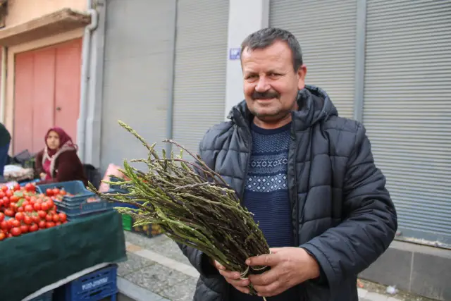 Acı ot satışı yapan tezgah