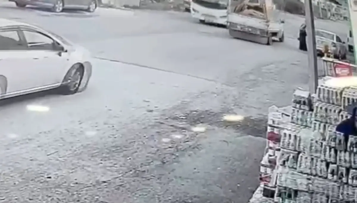 Hatay Payas'ta Kamyonet Kapısı Açıldı, Yayaya Çarpan Kadın Hastaneye Kaldırıldı