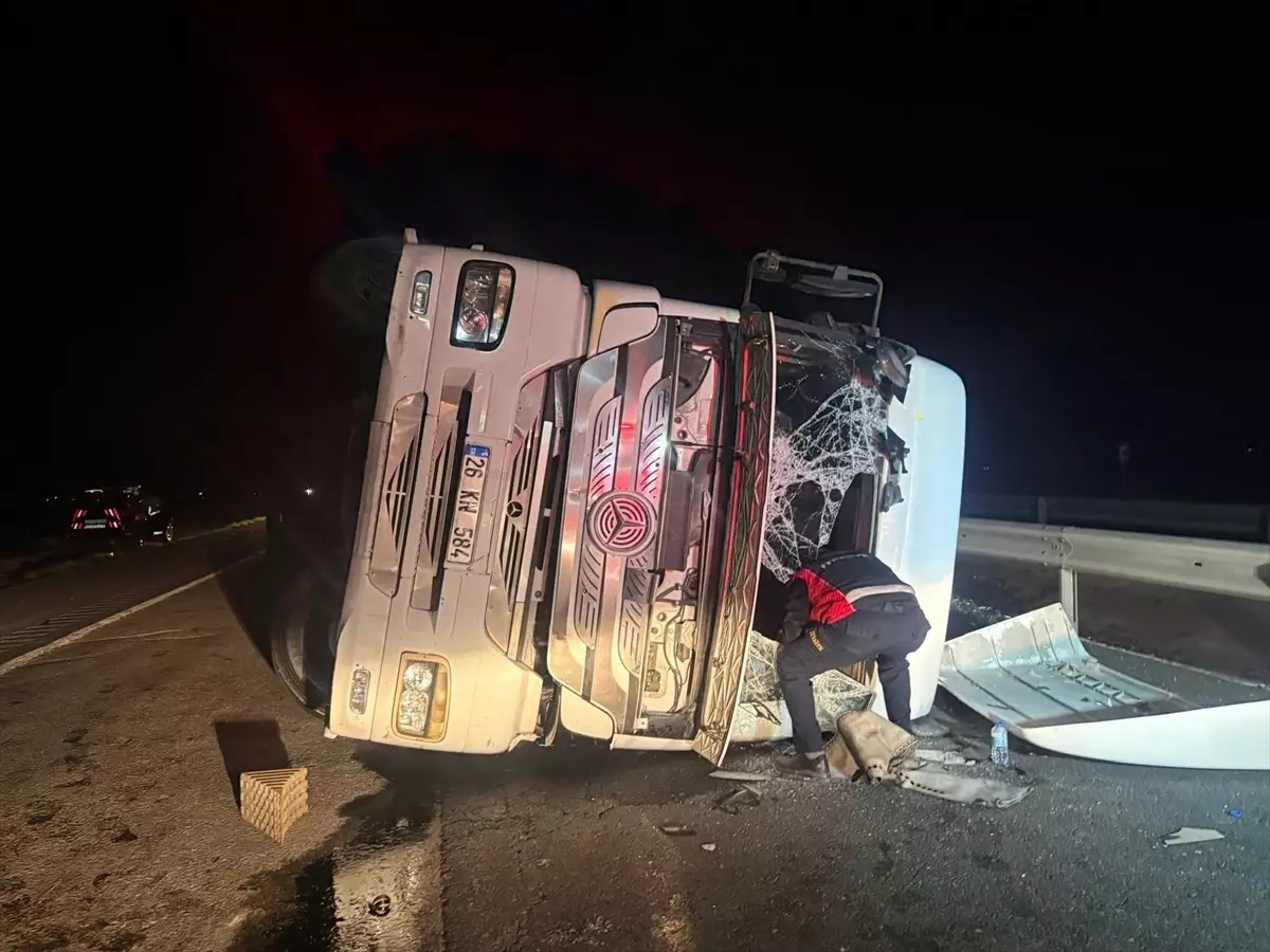 Mardin Artuklu’da Tır Kazası: Sürücü Hastaneye Kaldırıldı