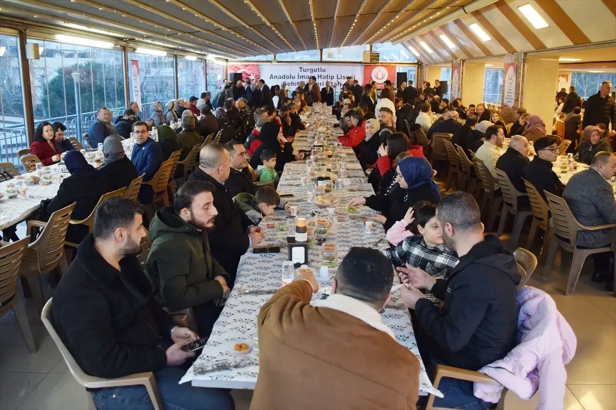 TOGG sürücülerinin Turgutlu’da şehit aileleriyle bir araya geldiği an