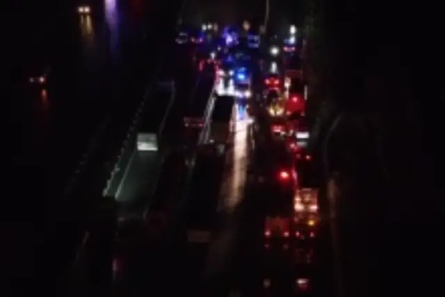 Uçağın enkazı ve yanan parçalar