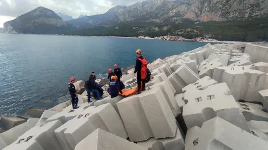 Antalya’da Dalgakıranda Kayarak Beton Bloklar Arasına Sıkışan 65 Yaşındaki Balıkçı Kurtarıldı