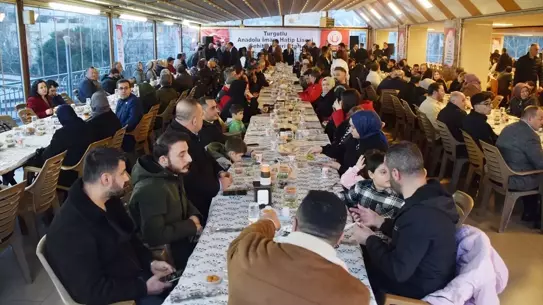 TOGG Sürücüleri Turgutlu’da Şehit Aileleriyle Bir Araya Gelerek Saygı Korteji Oluşturdu