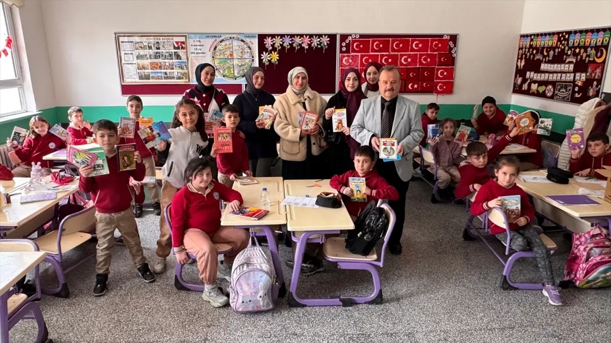 Kütahya’da DPÜ Gönüllüleri, İlkokul Çocuklarına Kitap Bağışı Gerçekleştirdi