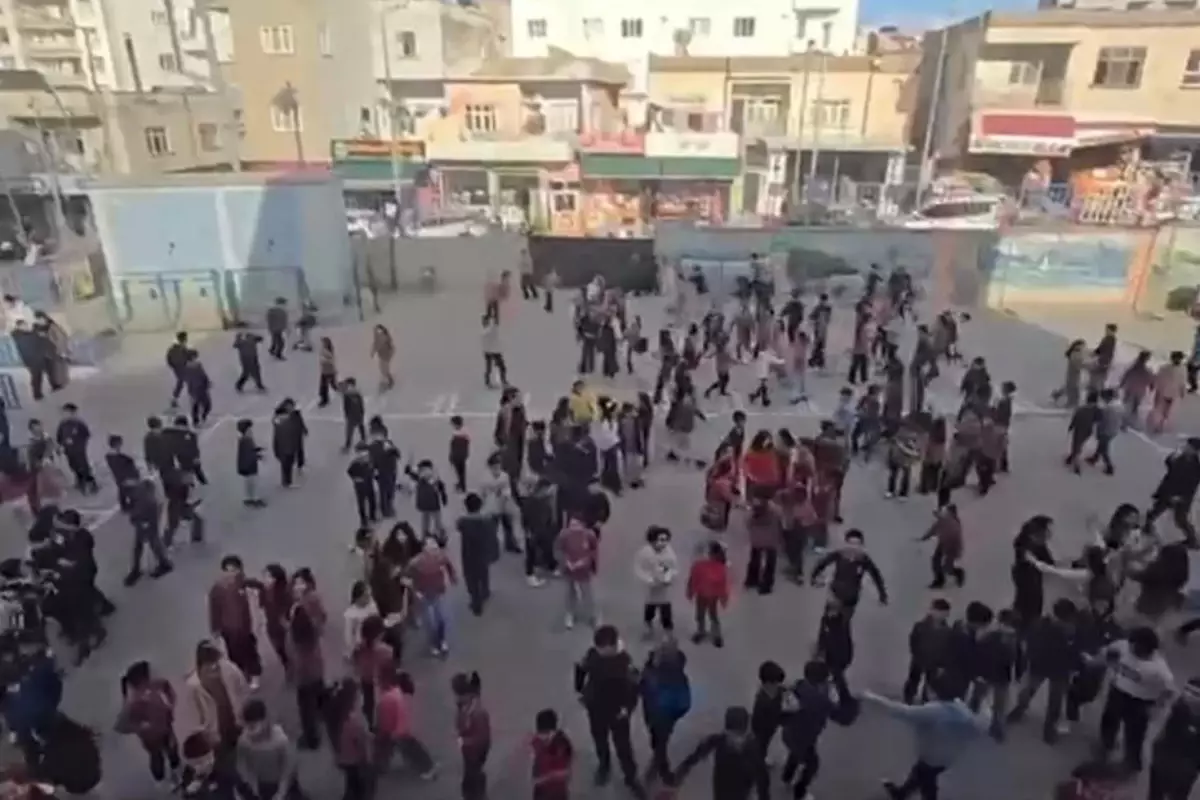 Kurtalan okul bahçesinde öğrenciler ilahiyi söylerken