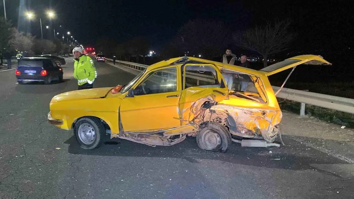 Elazığ Güney Çevre Yolu'nda İki Otomobil Çarpıştı: Bir Kişi Hastaneye Kaldırıldı