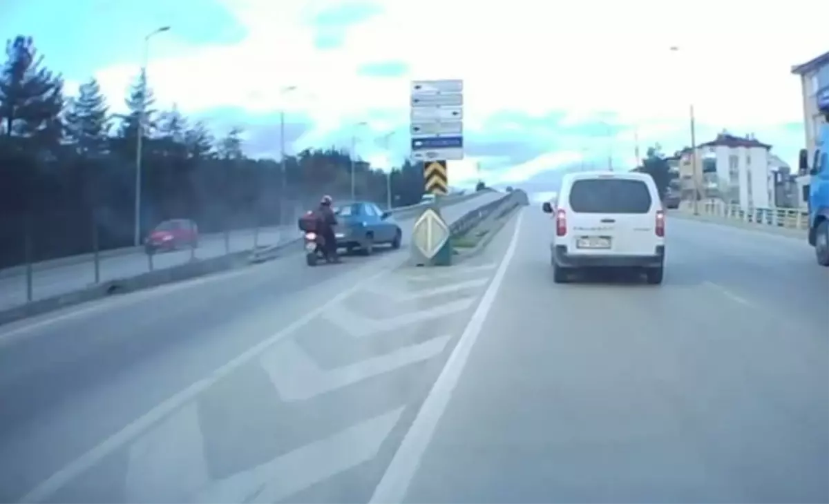 KARABÜK’te Kontrolden Çıkan Araç Bariyere Çarptı: Kamera Görüntüleri Açığa Çıktı