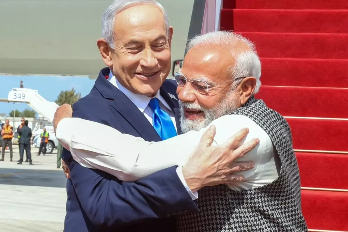 Modi ve Netanyahu havalimanında selamlaşıyor