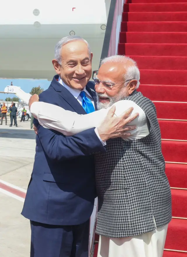 Modi ve Netanyahu el sıkışıyor