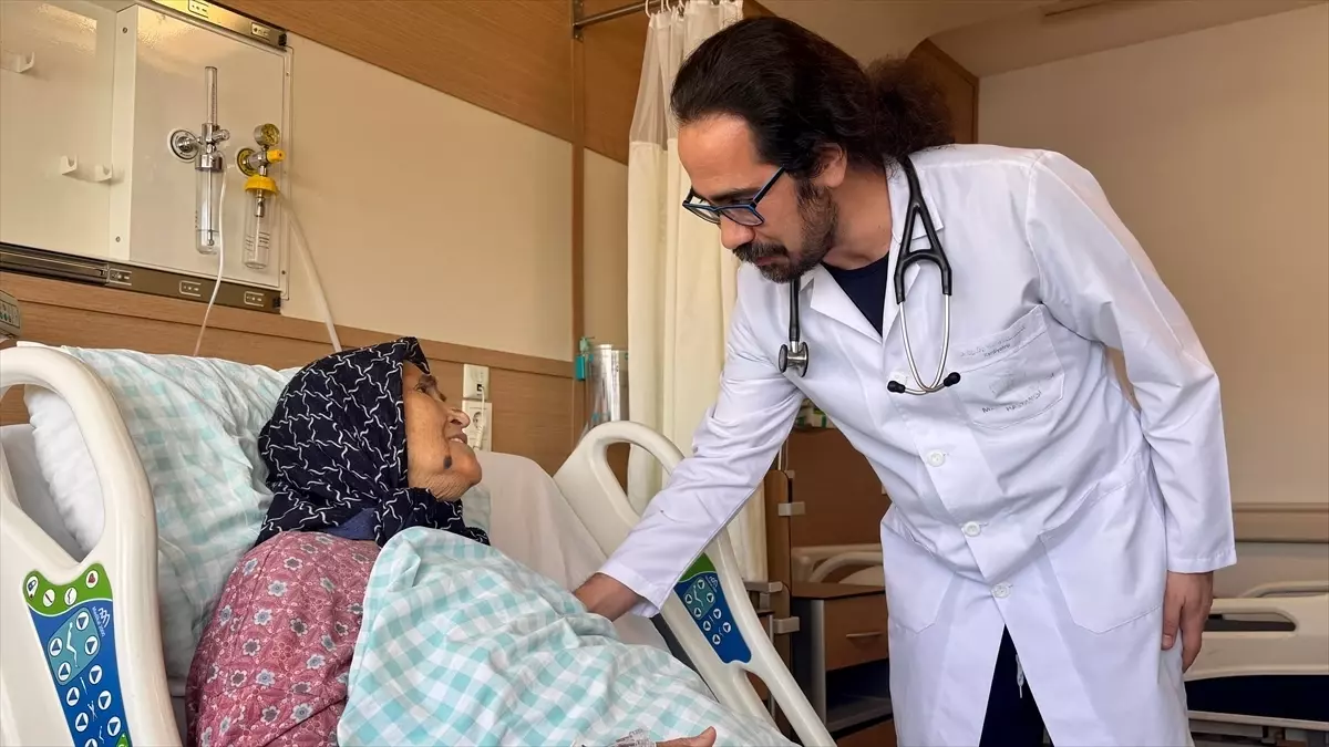 83 Yaşındaki Hastaya Kapak Hastalığında Çığır Açan Operasyon