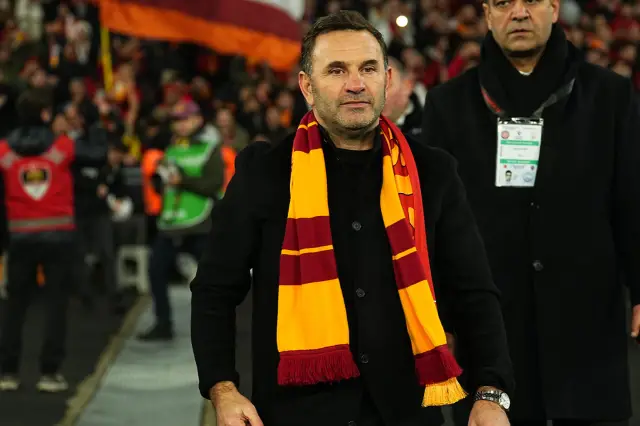 Okan Buruk takımıyla taktik toplantısı