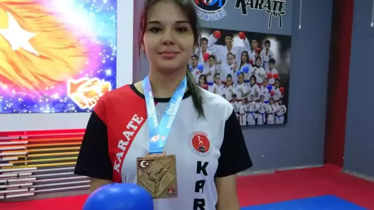 Balıkesir'de Genç Karate Şampiyonu Dua Uğur'un Başarı Hikâyesi