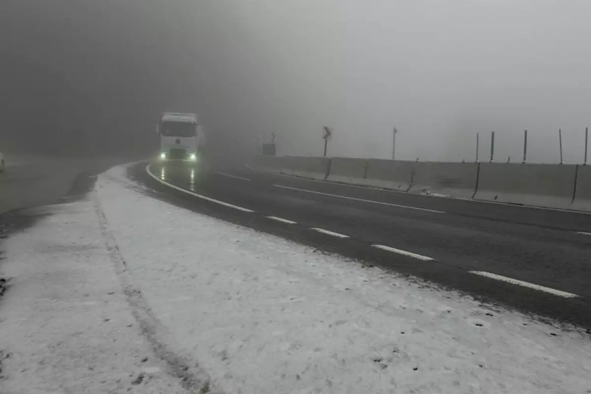 Bolu Dağı'nda Hafif Kar ve Yoğun Sis, İstanbul'a Etkisini Gösteriyor