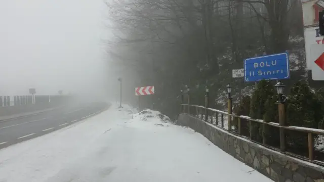 Kar yağışıyla kaplı yol