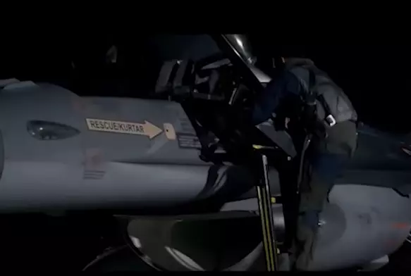 Şehit pilotun yılbaşı videosundan bir an