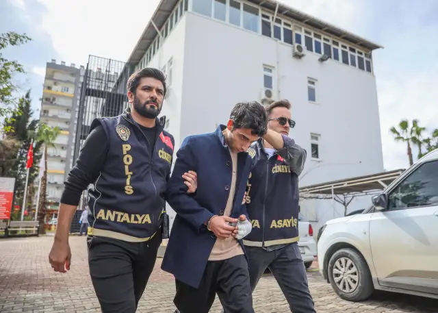 Polis ekiplerinin olay yeri incelemesi