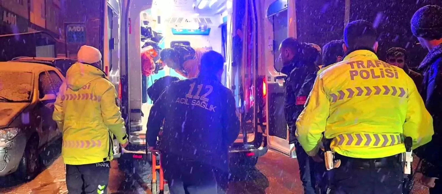 Erzurum’da Şiddetli Kar Yağışı Motokurye Sürücüsünü Kaza Yoluyla Hastaneye Gönderdi