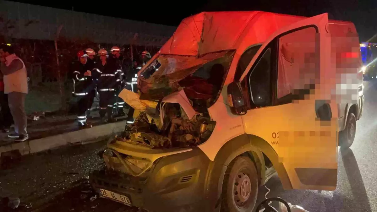 Eskişehir'de Park Halindeki Tıra Çarpan Panelvan Kazası: 2 Yaralı