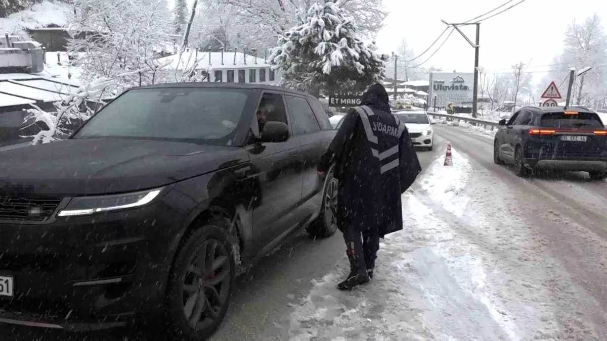 Bursa’da Şiddetli Kar Yağışı Uludağ Yolunu Kapattı, Jandarma Zincirsiz Araçları Engelledi