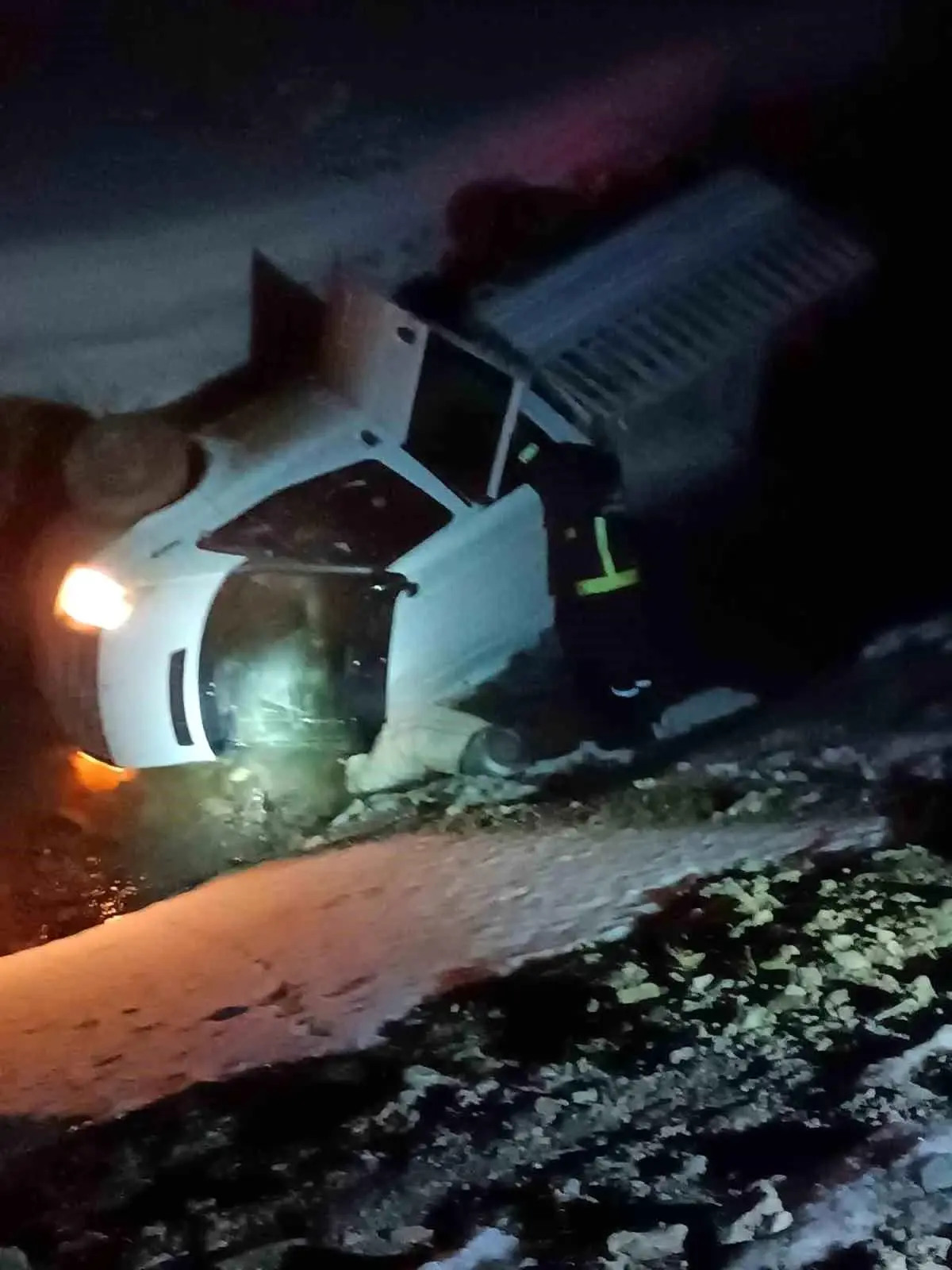 Van'ın Gürpınar İlçesinde Kamyonet Şarampole Yuvarlandı: 3 Kişi Yaralandı