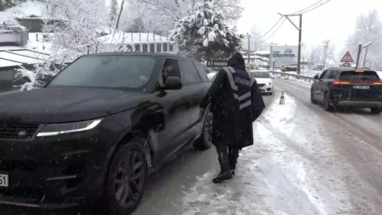 Jandarma kontrol noktasında zincirli araçlar