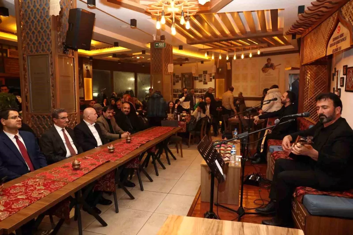 Erzurum Valisi Aydın Baruş ve Belediye Başkanı Mehmet Sekmen, Teravih Sonrası Aşık Performansına Katıldı