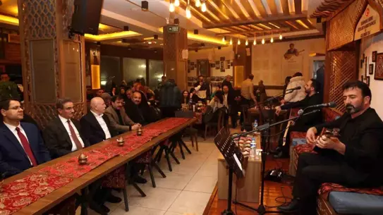 Aşıkların sahne performansı