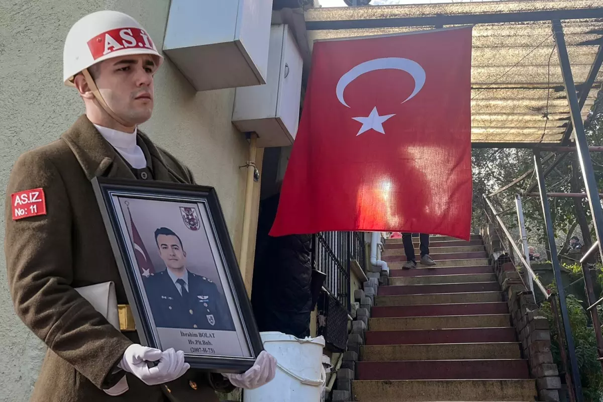 Balıkesir'de F-16 Kazası: Şehit Pilot İbrahim Bolat'ın Vatan Sevgisi Çocukluğuna Geri Dönüyor