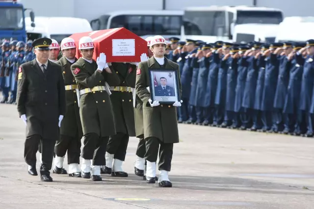 Kaza sonrası F-16 enkazı