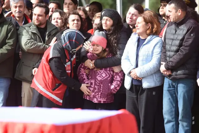 Şehit pilotun anısına çelenk