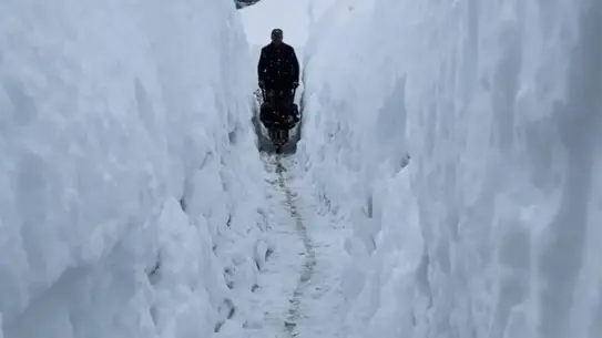 Tunceli'nin Koyungölü Köyü'nde Kar Kalınlığı İnsan Boyunu Aştı