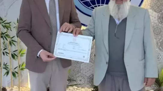 84 Yaşındaki Emekli, Okuma Yazma Kursunu Tamamlayarak Sertifika Aldı