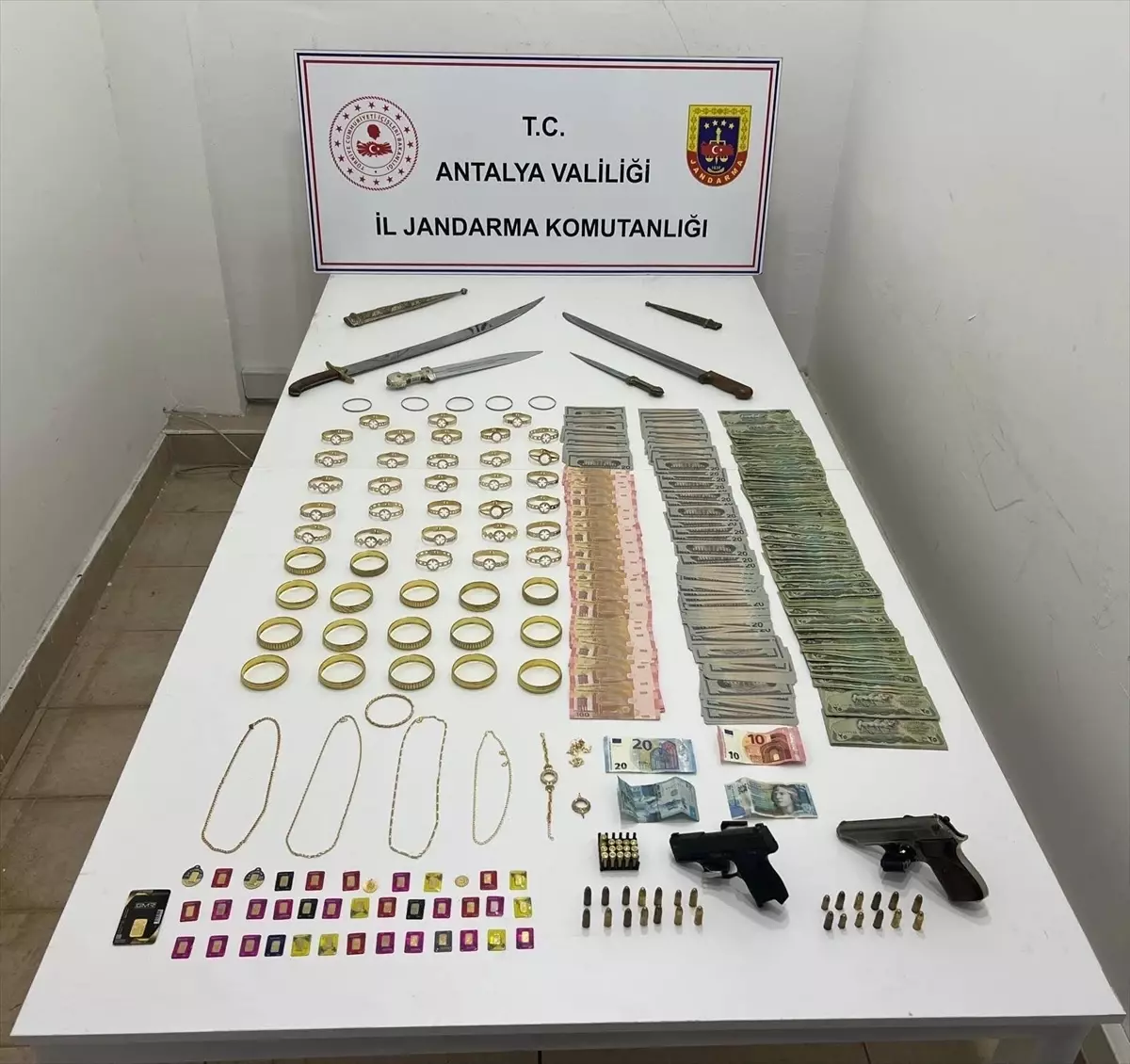 Antalya Kepez'de Sahte Altın ve Silah Operasyonu: 2 Şüpheli Gözaltında