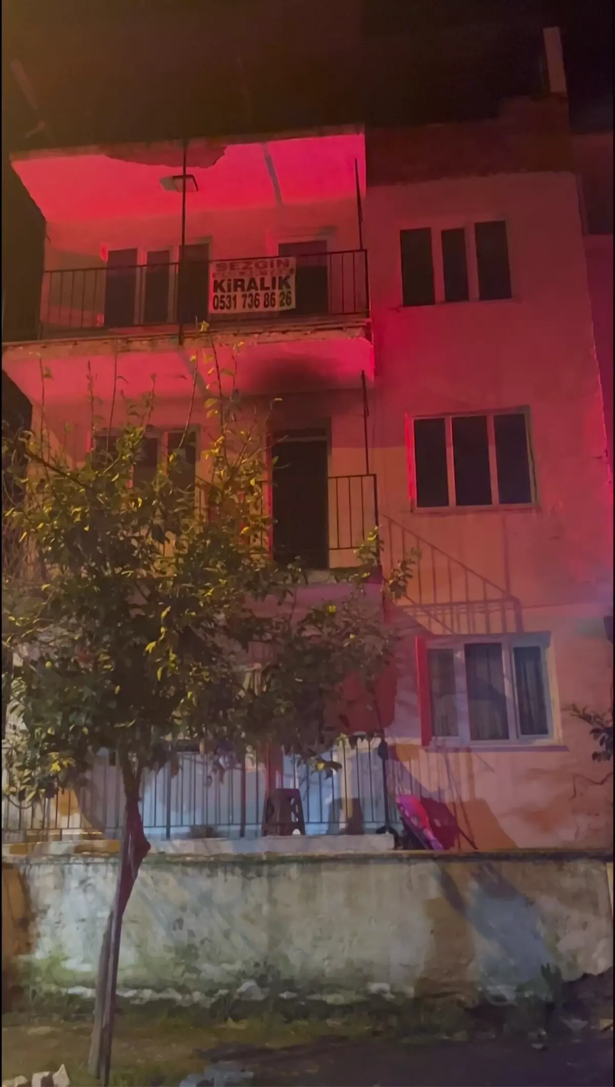 Aydın Efeler'de Apartman Yangını: Ev Sahibi Duman Zehirlenmesi Nedeniyle Hastaneye Kaldırıldı