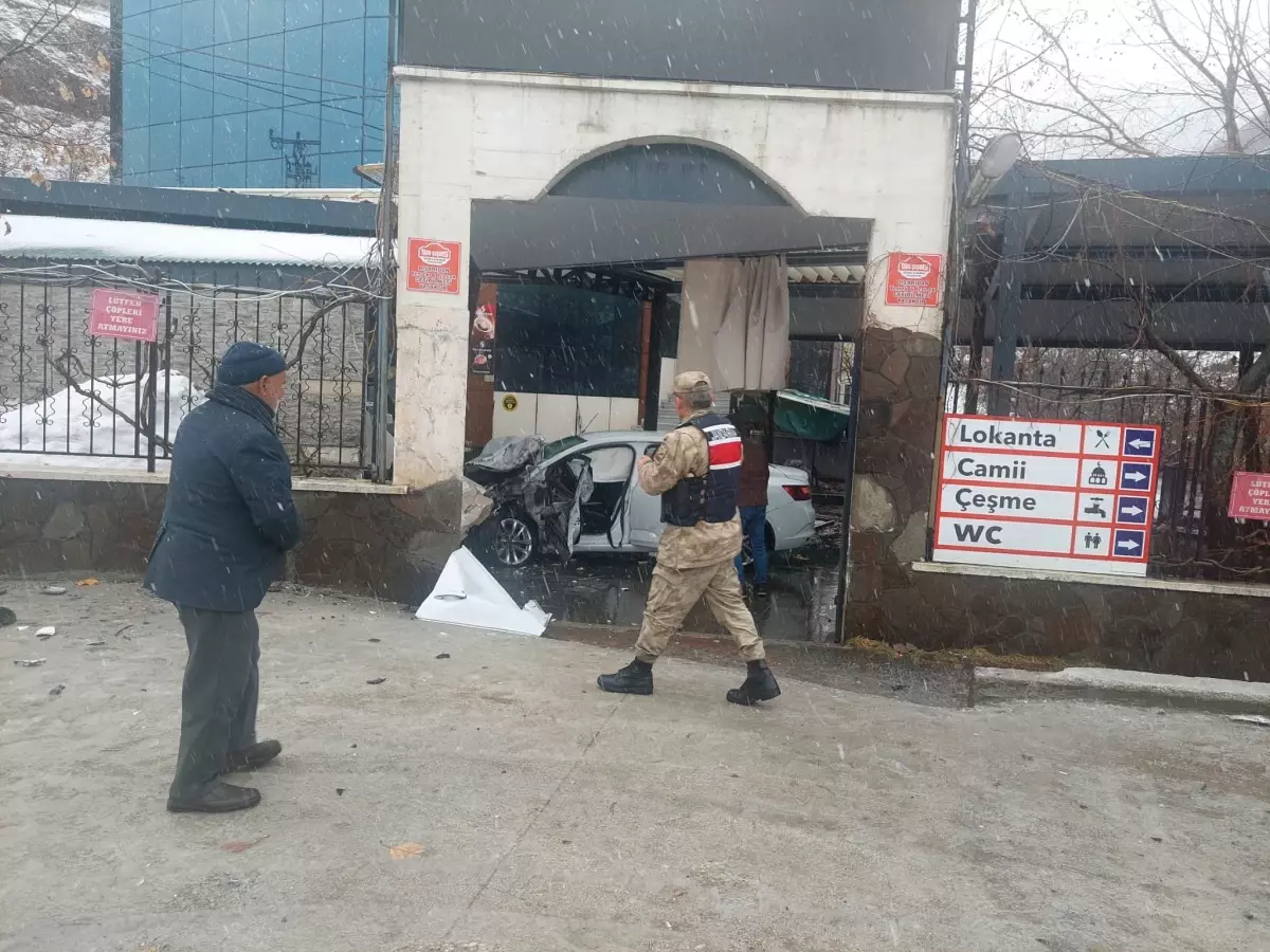Bingöl'de Kontrolsüz Araç Lokantaya Çarptı: 5 Yaralı