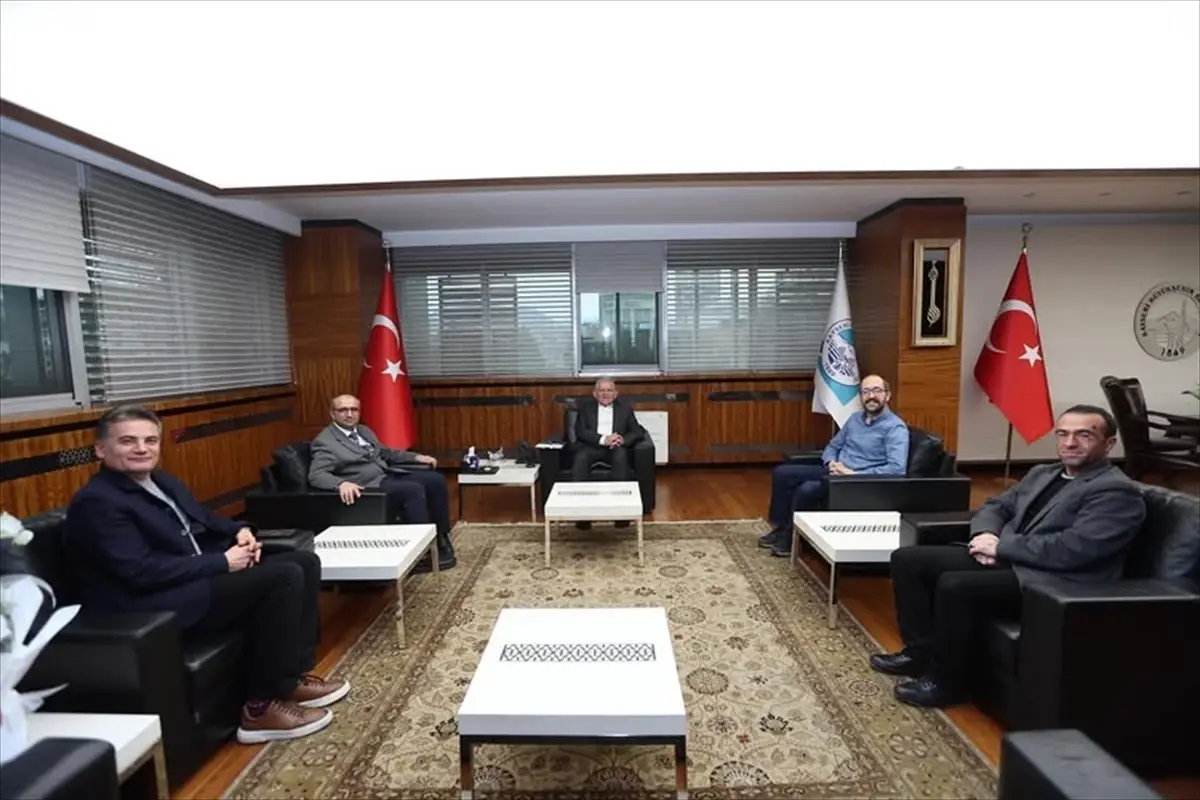 Başkan Büyükkılıç ve Tıp Fakültesi akademisyenleri toplantıda